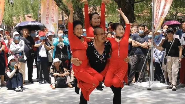 大快人心！沈陽勞動公園“鉆褲襠”“掛滿大媽”等不雅舞姿被整治-圖1