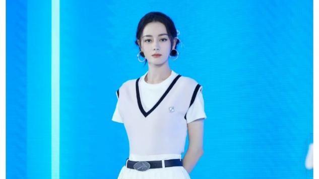 最近火了一種新穿法：“短裙+短襪”，時髦又迷人，熱巴都上頭了-圖1